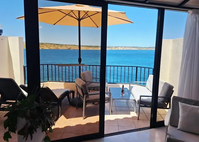 Seafront Terrace, Lounger & Panoramic Ocean Views Appartement